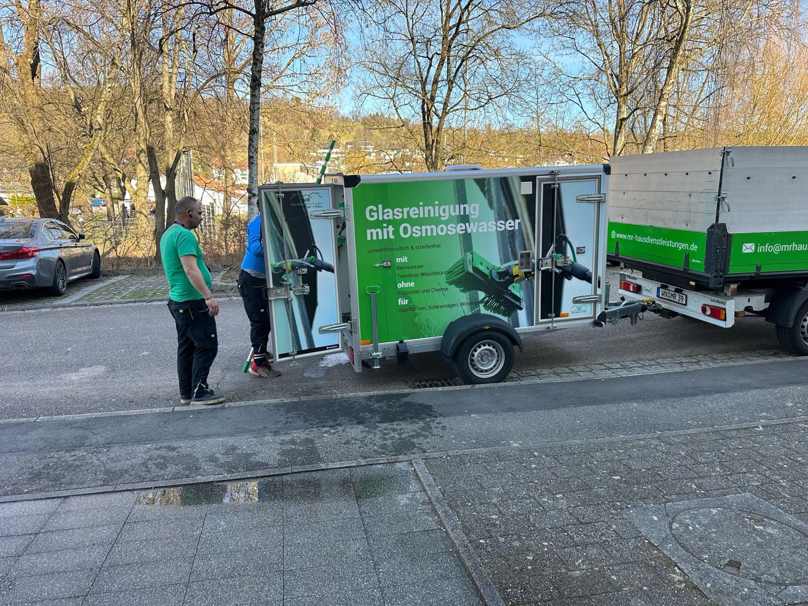 Unser Team beim Vorbereiten der Ausrüstung für die Fensterreinigung